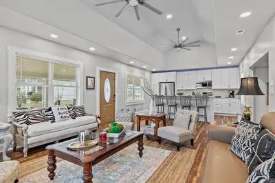 Image de Luxurious home within walking distance to Downtown Morehead City (Conch's Point Cottage)
