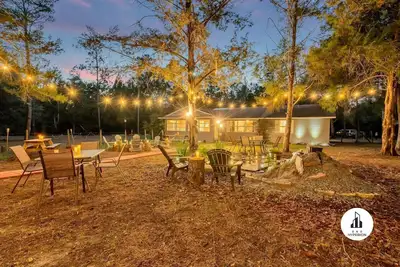 Image de BnB Hyperion | 4br Retreat | Hot Tub & Firepit