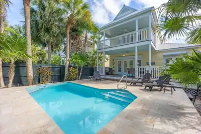 Image de ★Beautiful Modern gated Vacation Oasis★ Private pool & patio close to activities