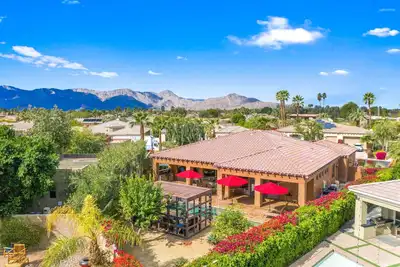 Image de Beautiful Desert Oasis very close to Polo Grounds