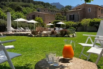 Image de Spacious renovated farmhouse with large saltwater pool and grounds. \n