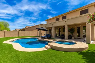 Image de Heated pool and spa! 4 bedrooms, fire place, Bbq