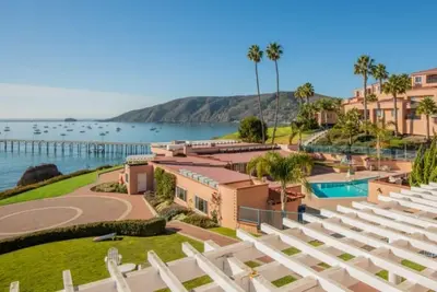 Image de Gorgeous, spacious beach front property with outdoor pool, fire pits and grills