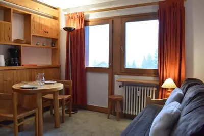 Image de À 20m des pistes de ski, 2ème étage, casier à ski, 19m², Méribel