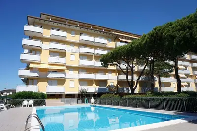 Image de Appartement de vacances Appartement trois pièces avec piscine et jardin donnant sur la rue piétonne