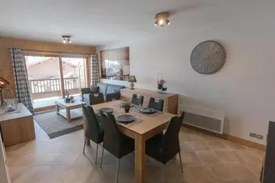 Image de 350m des commerces, 1er étage, vue panoramique, piscine, balcon, parking, télévision, casier à ski