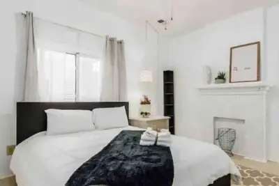 Image de H Boutique 2 bedroom walk directly into to nightlife. Next to Convention center