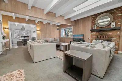 Image de Primrose Chalet - Luxurious Cabin at the Base of Bear Mountain!