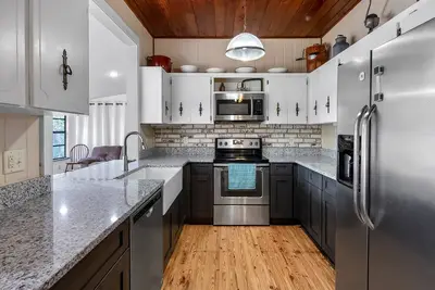 Image de Rustic 1950s Lakefront 3bd Home with Office