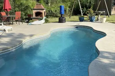 Image de The Sutton getaway w/ pool and private backyard.