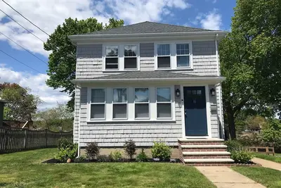 Image de River's Edge: A charming 2br riverfront home in Gloucester.