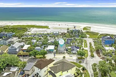 Image de The Coral Reef | Pet Friendly 🐶 Located in Siesta Key Village, Steps to Siesta Key Beach!