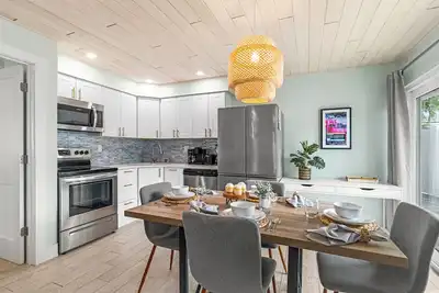 Image de Sea Escape | Pet Friendly, Located in Siesta Key Village, Steps to Siesta Key Beach!