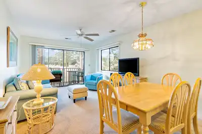 Image de Second-Floor Condo with Screened-In Balcony, Fast WiFi, & Shared Pool & Hot Tub