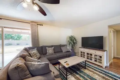 Image de Welcoming home with private outdoor pool, pool table, patio, grill & central Ac