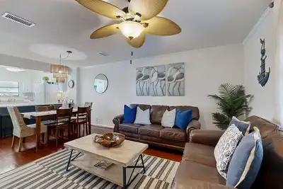 Image de Snowbird-friendly condo with patio, central Ac, W/D, pool & tennis - near beach