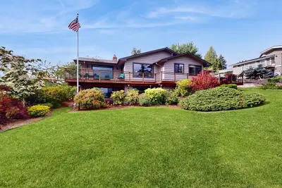 Image de Large, dog-friendly home w\/WiFi, fenced yard, fireplaces & gorgeous water view