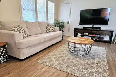 Image de Madrona's Guesthouse- Easy access to downtown, airport, West Ashley and more