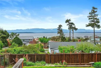 Image de Bay View Gem with Fast WiFi, Deck, Enclosed Yard, & Dogs Ok