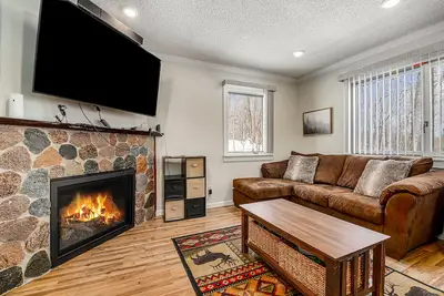 Image de Cozy Condo with Shared Pool & Tennis, Fast WiFi, Private Deck & Gas Fireplace