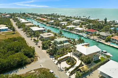 Image de ★Beautifully recently renovated vacation home has boat dock & Pickle ball court★