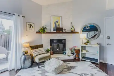 Stylish 3bdrm with Pool & Mountain Views