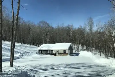 Image de New Home in the woods with direct access to trails! !