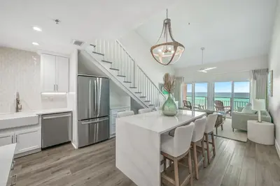 Image de Crystal Sands 312b. Completely Renovated Stunner, Free Beach Service, Pool.