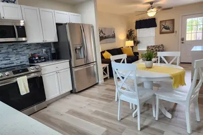 Image de Cottage with awesome outdoor living area 5 minutes to Navarre Beach!
