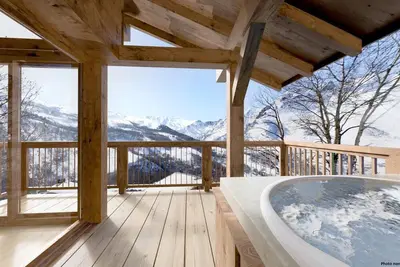 Image de Chalet, à 10m des pistes de ski, vue montagne, remise en forme, terrasse, cheminée ou poêle à bois