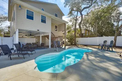 Image de Oak Island Home w/ Pool: Walk to Long Beach!