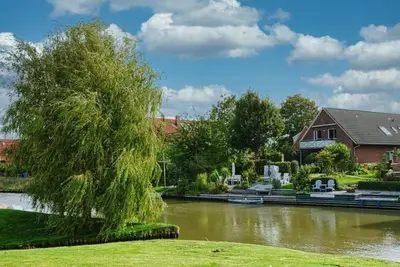 Image de Grachtenblick - New first floor apartment with dog directly on the Greetsieler Sieltief!
