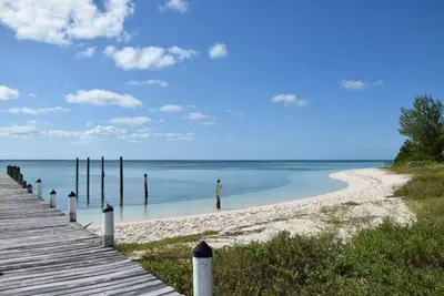 Image de Adorable Pink cottage-Ocean Front on Coco Bay with a dock. 20% Winter Discount!