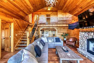 Image de 🌟Gorgeous 6br Cabin w/Spa, Firepit & Mountain View ⛰