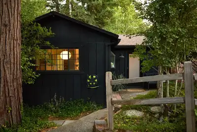 Image de Modern wooded gem with fast WiFi, charming deck, fireplace, W/D & central Ac