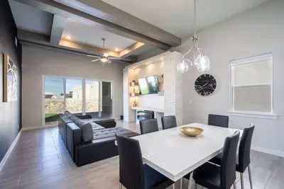 Image de Modern 3 Bedroom House with Upgraded Showers