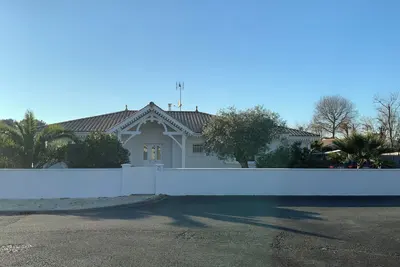 Image de Maison avec piscine chauffée à proximité de l’océan et des commerces.