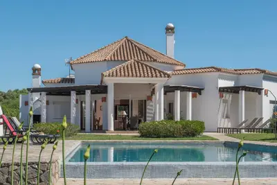 Villa Lila avec piscine privée, jardin & Wi-Fi