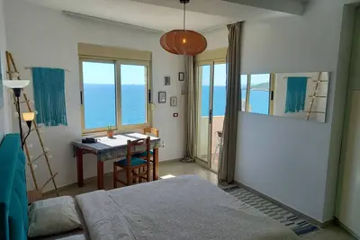 Image de Beautiful beachfront apartment on the beach with sea views and 2 balconies