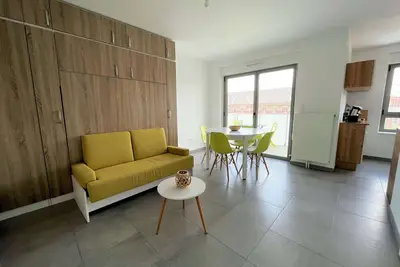 Image de Studio moderne 30m² avec balcon et parking, accès direct plage et commerces, entièrement équipé.