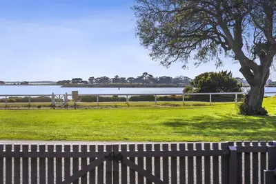 Image de Swan View is on the beach and town doorstep