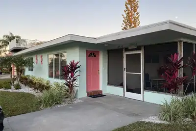 Completely Renovated Salty Seaside 2 -1 close to beaches and Honeymoon Island!