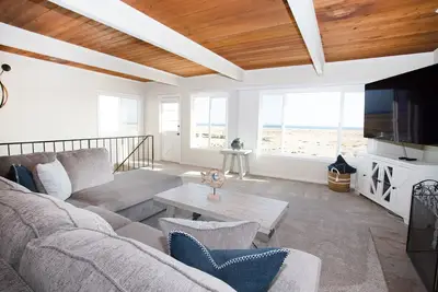 Image de Newly Updated Beachfront Upper Unit - Oceanfront Balcony