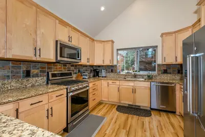 Image de Cedar Crest By Tahoe Getaways - Private Hot Tub- Walk to Park and Downtown Truckee