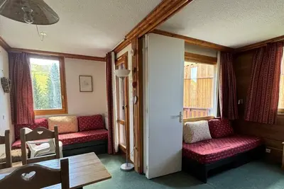 Image de 100m du centre station, 1er étage, vue pistes de ski, balcon, télévision, casier à ski, 23m²