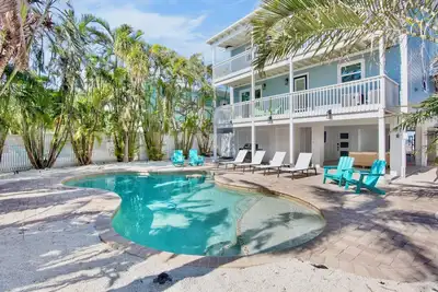 Image de Experience Bay Happy: Retreat with Pool Steps from the Beach Anna Maria