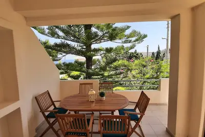 Lovely maisonette 3min walk from the beach! Roof garden with sea view! Nearairport