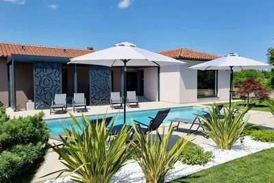 Beautiful designer villa with large Pool and Whirlpool