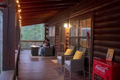 Image de Three Dog Night: Pet-Friendly 3-Bedroom Cabin With Retro Arcade & Hot Tub