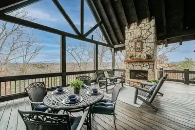 Image de Elegant Blue Ridge Cabin- Views, Hot Tub, Fire Pit, Pool Table